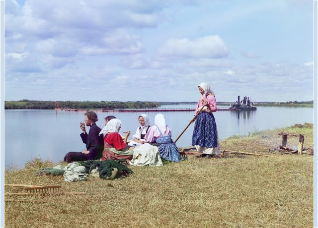 «Вологодская область. Череповецкий район. Река Шексна. Обед на покосе», 1909. Фотохудожник: Прокудин-Горский С.М. Отреставрировано братьями Константином и Владимиром Ходаковскими. «Вологодская область. Череповецкий район. Река Шексна. Обед на покосе», 1909. Фотохудожник: Прокудин-Горский С.М.