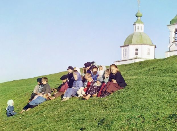 «Вологодская область. Белозерский район. Белозерск. Группа детей», 1909. Фотохудожник: Прокудин-Горский С.М. Отреставрировано братьями Константином и Владимиром Ходаковскими. «Вологодская область. Белозерский район. Белозерск. Группа детей», 1909. Фотохудожник: Прокудин-Горский С.М.
