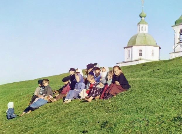 «Вологодская область. Белозерский район. Белозерск. Группа детей», 1909. Фотохудожник: Прокудин-Горский С.М. Отреставрировано братьями Константином и Владимиром Ходаковскими. «Вологодская область. Белозерский район. Белозерск. Группа детей», 1909. Фотохудожник: Прокудин-Горский С.М.