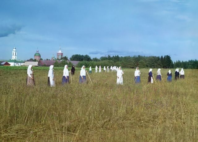 «Новгородская губерния. Череповецкий уезд. Леушинский монастырь. Монастырский сенокос». Фотохудожник: Прокудин-Горский С.М. Отреставрировано братьями Константином и Владимиром Ходаковскими. «Новгородская губерния. Череповецкий уезд. Леушинский монастырь. Монастырский сенокос». Фотохудожник: Прокудин-Горский С.М.